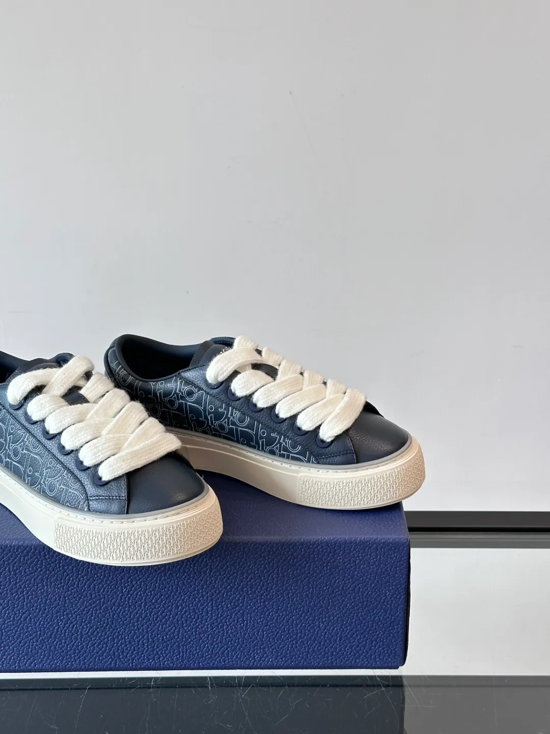 Men's men's shoes 💰p440 "Dio～r" 🆕This B33 sneaker is a new interpretation of the classic tennis shoe, with a fashionable silhouette that highlights a heavy texture. Crafted from cow leather with Oblique print, it's unique with a padded tongue embellished with the Dior signature, wide mohair laces and tonal brass eyelets with a matte finish. Rubber sole with Oblique print effect, enhanced by a contrasting Dior 30 Avenue Montaigne signature on the rear. It adds a stylish touch to a casual look.  Size: 38-44 (45 customized)
